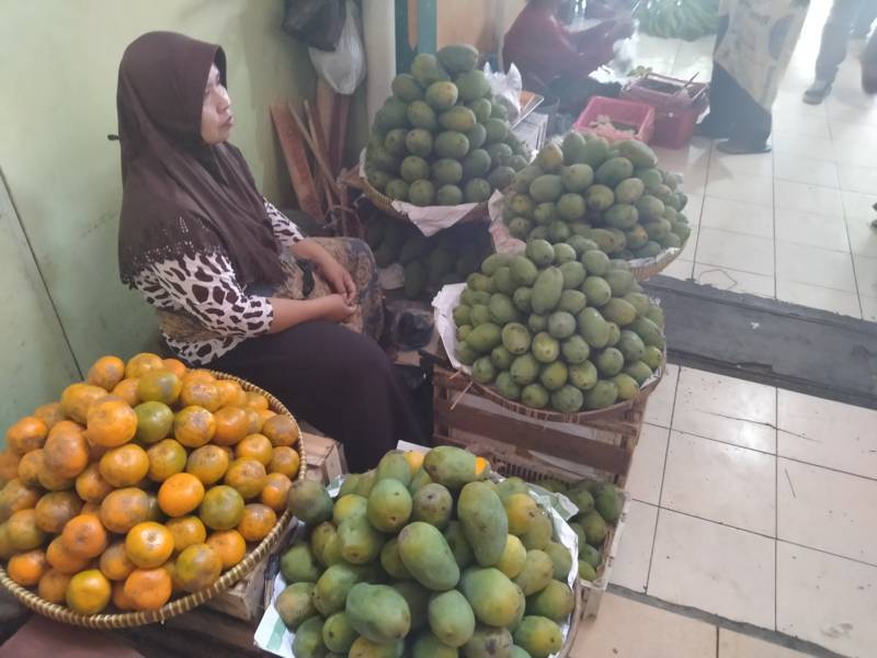 selling fruit beringharjo market