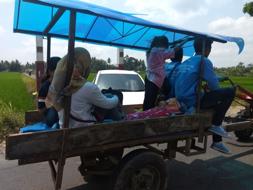 Tractor pulling a cart in yogyakarta
